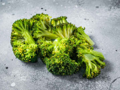 Come cuocere al vapore i broccoli congelati nel microonde